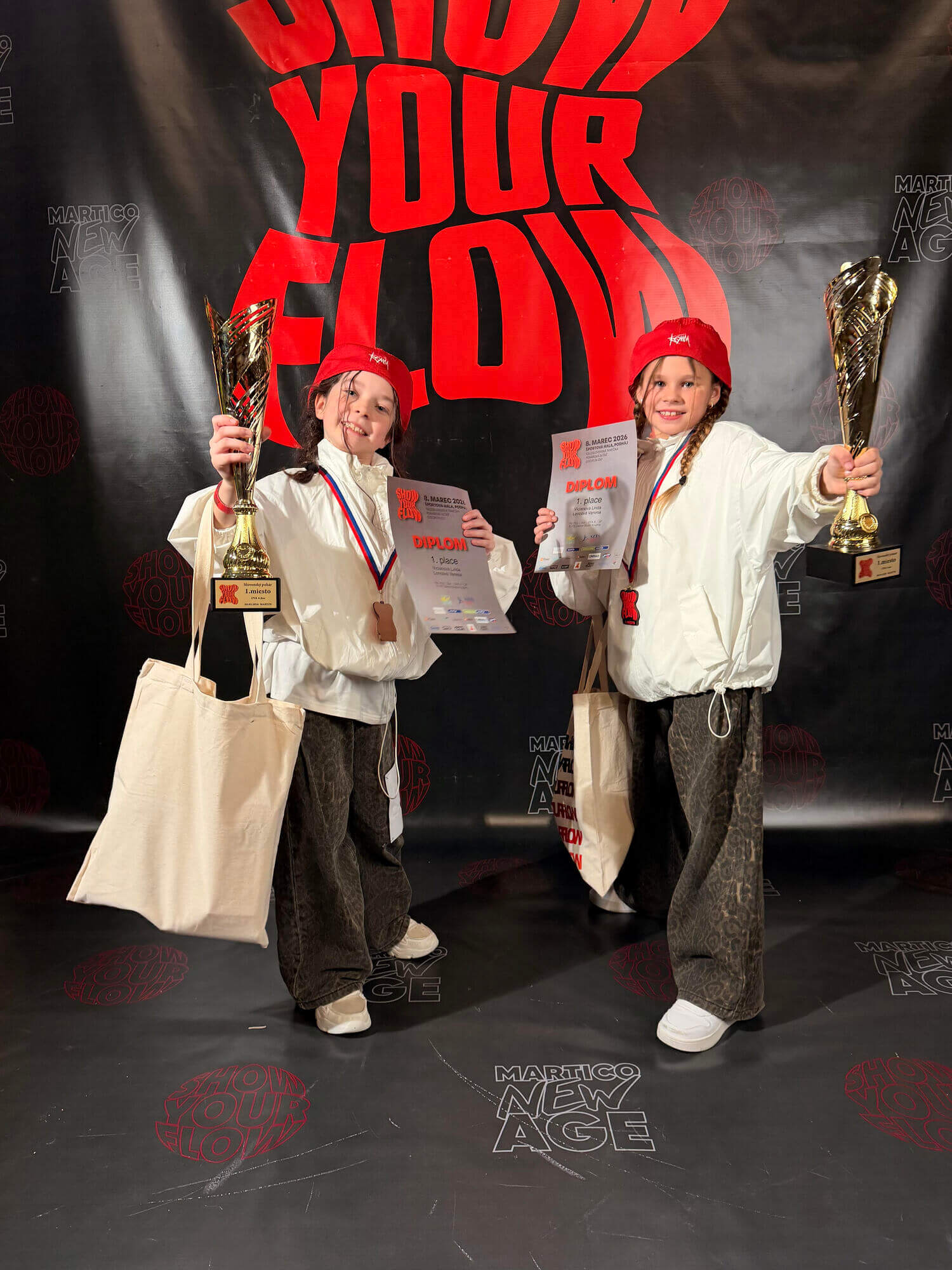 Vicemajsterky sveta s trofejami z tanečnej súťaže