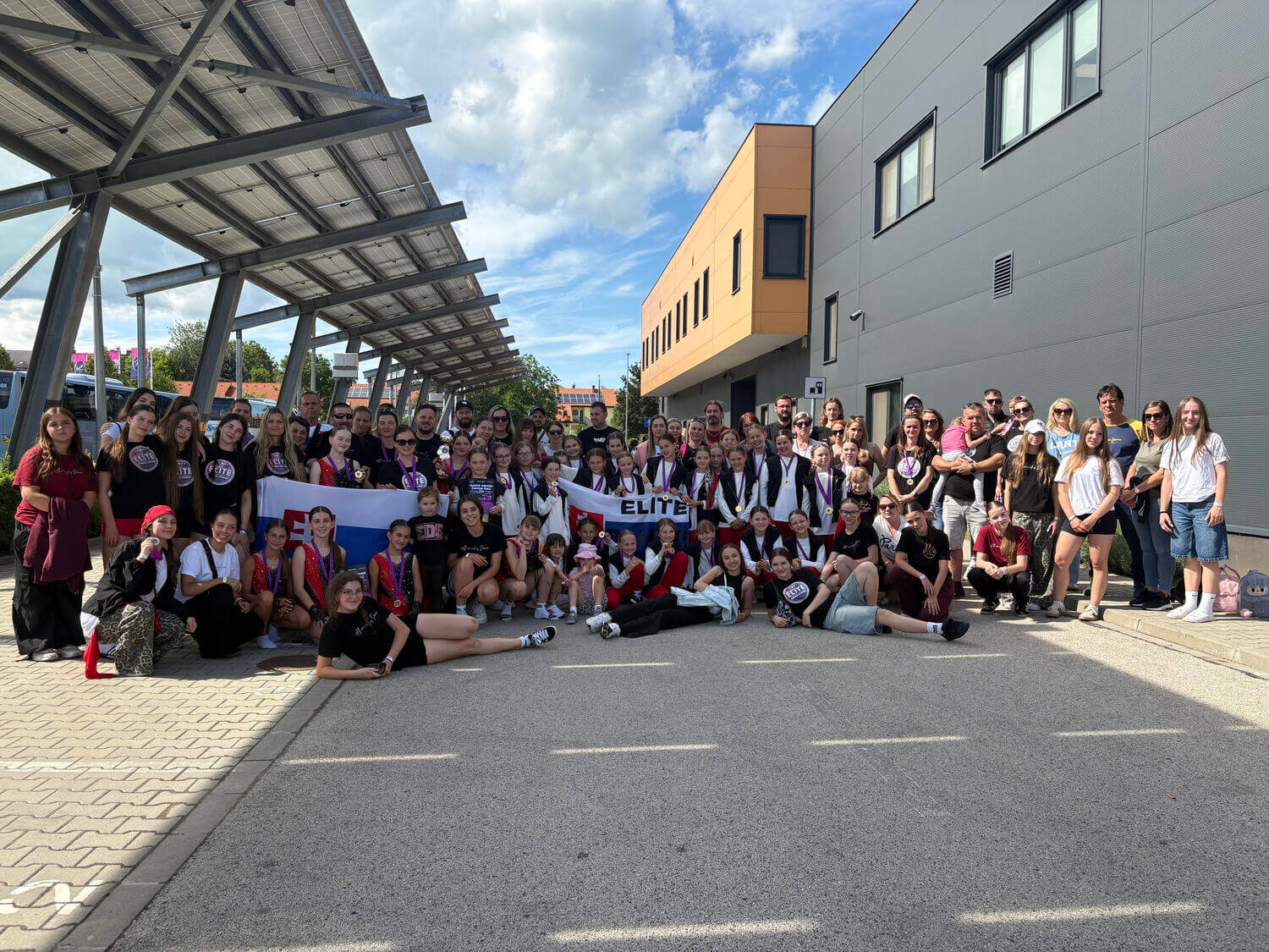 Členovia ELITE Dance Studio s rodičmi po tanečnej súťaži